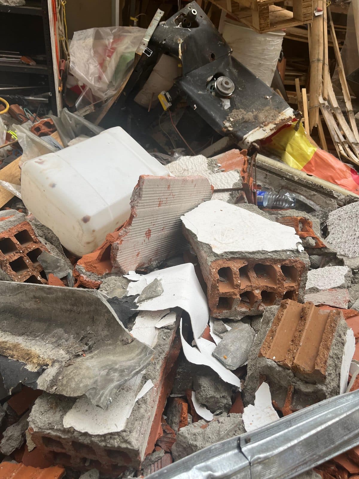 Escombros dentro del taller de implementos apícolas, tras el sismo